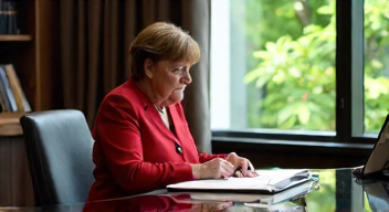Politische Überlegungen durch Angela Merkel (9/10)